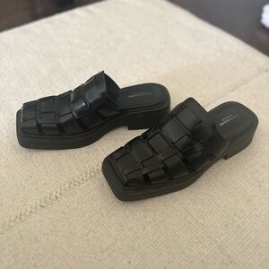 Vagabond Black Woven Leather Mules 39